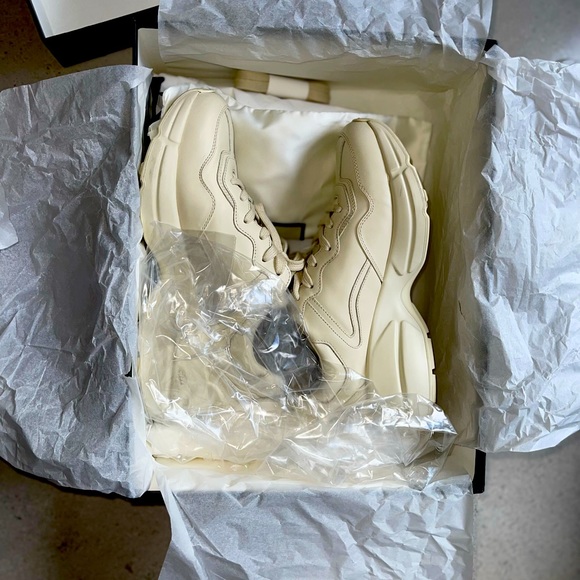 GUCCI Rhyton Logo Leather Sneaker - Picture 2 of 6